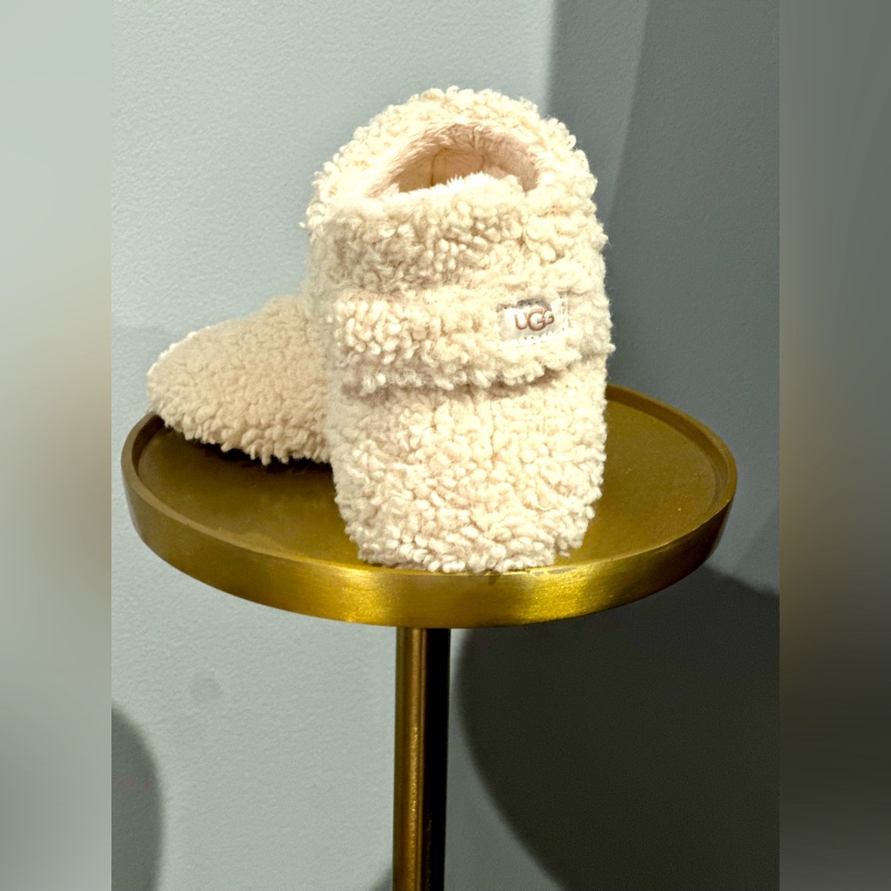 UGG baby Bixbee booties. Unisex size 4/5. Smoke free/pet free home 🤍 12-18M